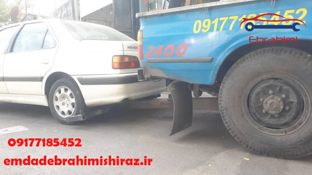  خودروی معیوب در حال یدک‌کشی توسط جرثقیل در بلوار امیرکبیر شیراز