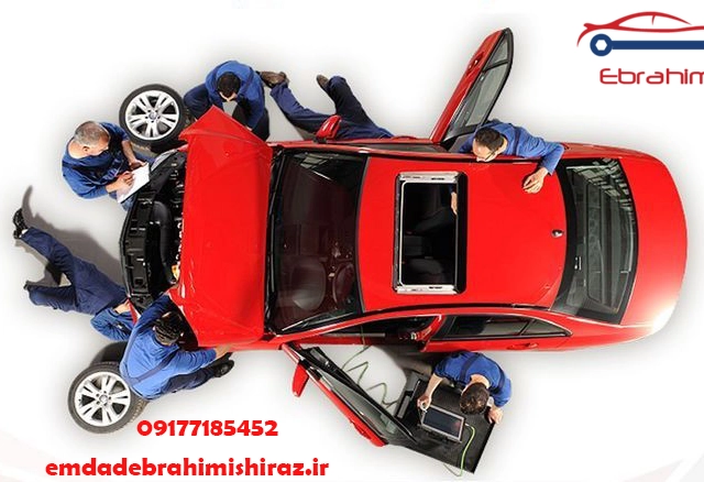  مکانیک سیار در حال بررسی موتور خودرو در حاشیه خیابان